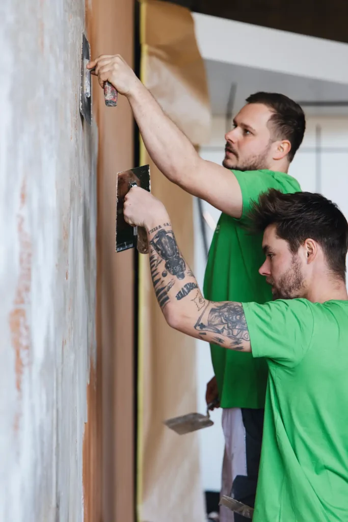 Zwei Mitarbeiter der Malerei Herbsthofer beim Aufbereiten einer Atmenden Wand – Galeriebild 2/3 – Herbsthofer – Leistungen