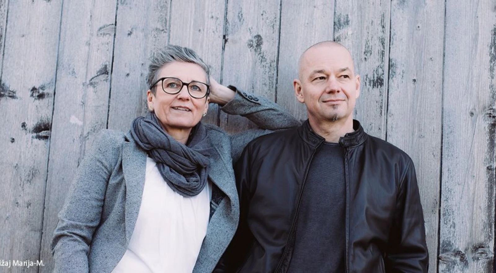 Hannes und Marlies Herbsthofer, Bild vor einer Holzwand