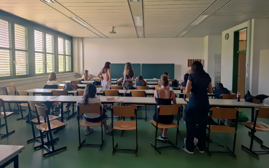 Klassenzimmer mit Schüler