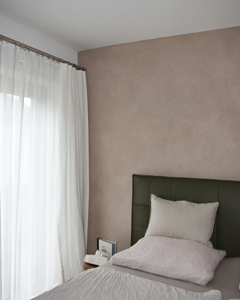 Bett mit atmender Wand im Hintergrund