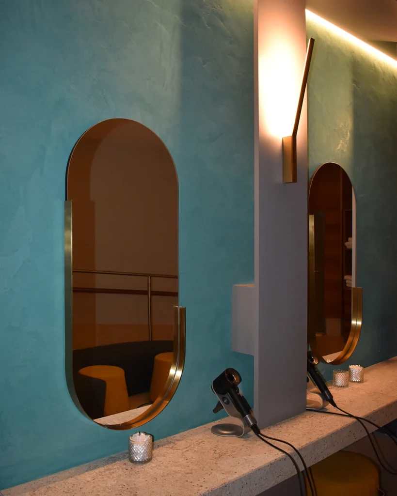 Spiegel in Wellnessbereich