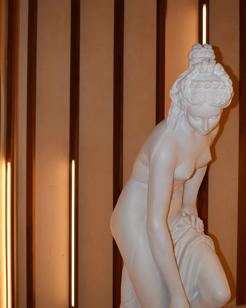 Statue vor "Atmender Wand"