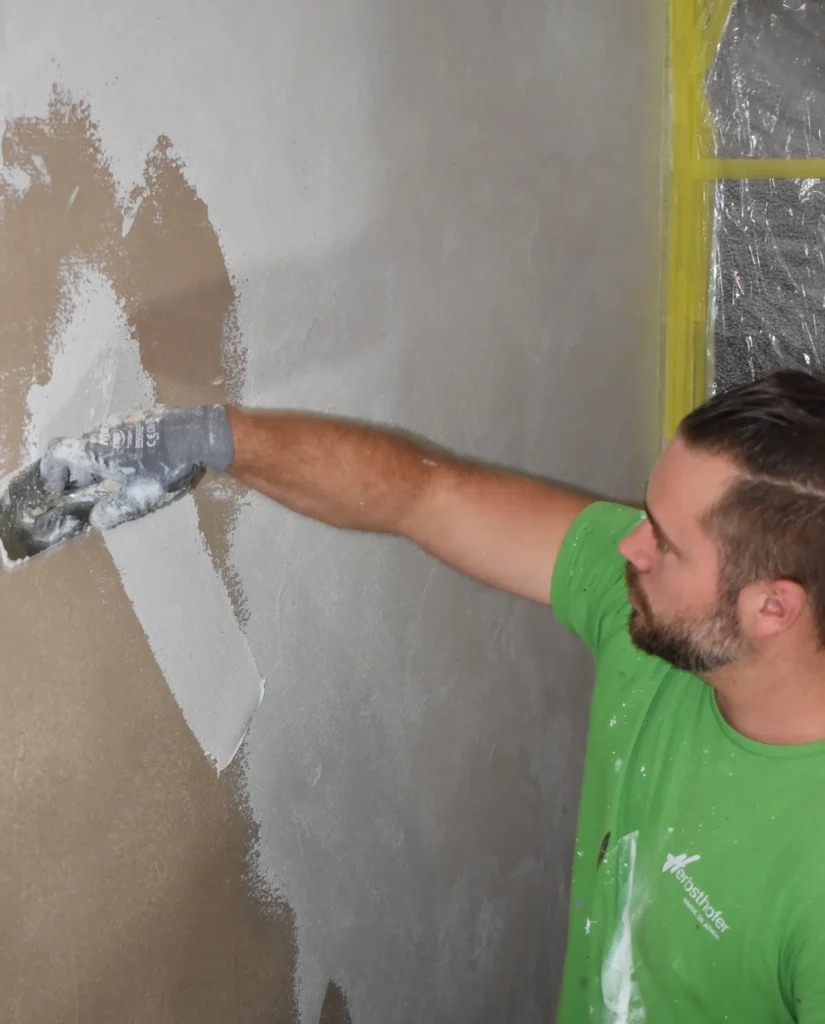 Mitarbeiter beim spachteln