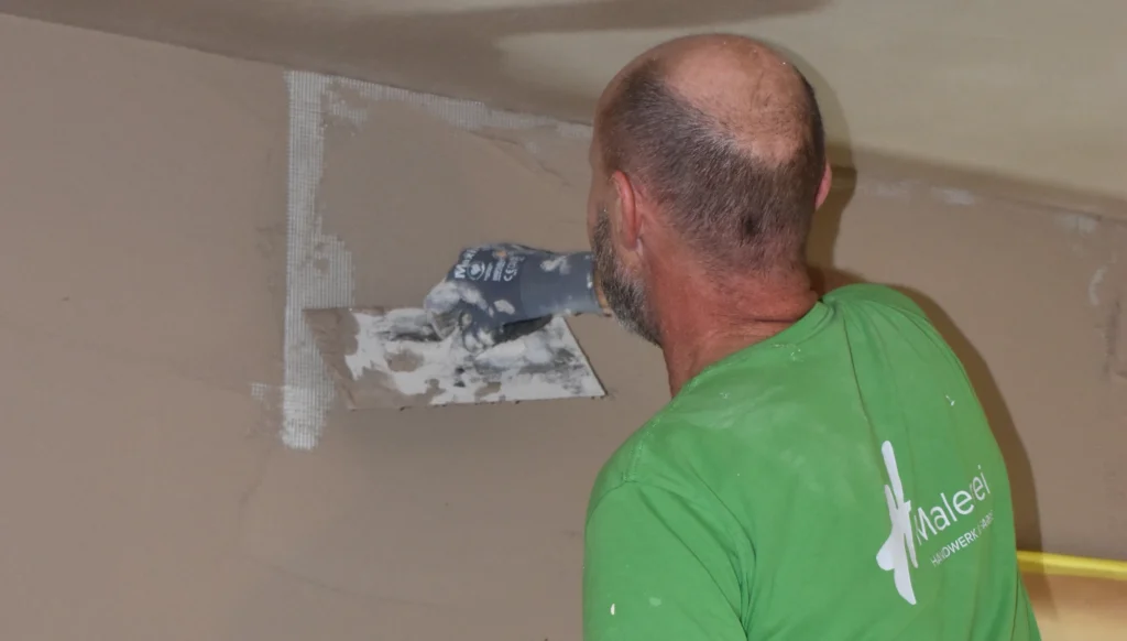 Mitarbeiter beim spachteln